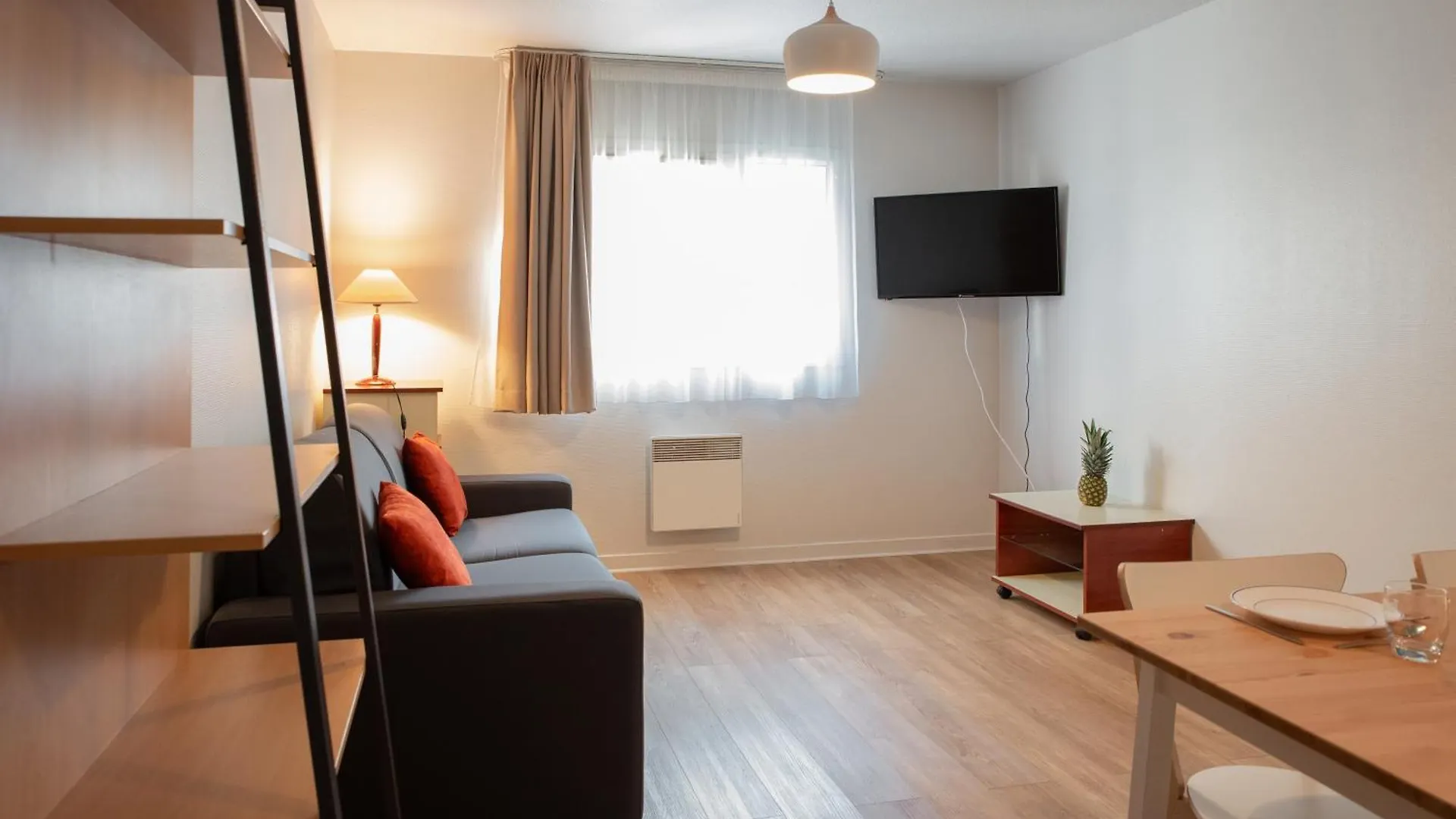 Terres De France Brest Aparthotel 2*,